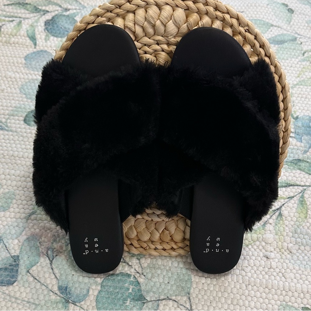 A New Day Women’s Black Fuzzy Slide Sandals Size 5.5 Crossband Faux Fur New